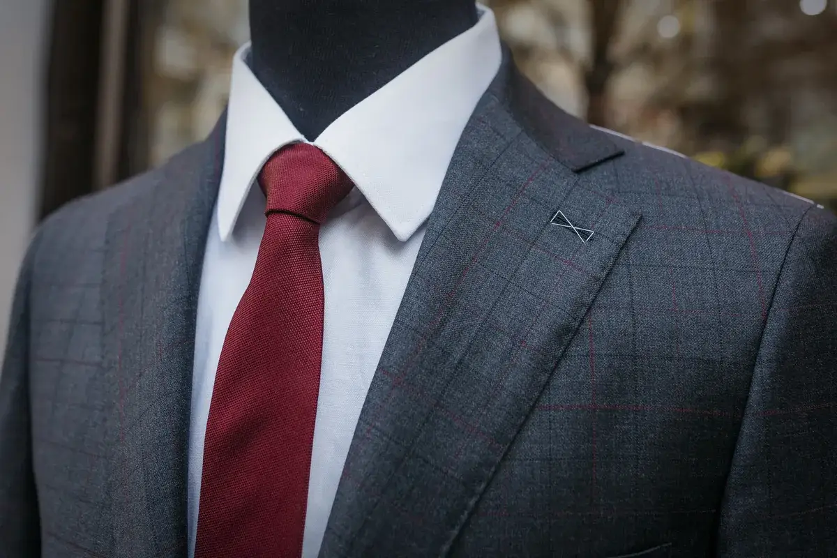 Szürke, bordó kockás Semi Bespoke öltöny bordó nyakkendővel próbababán